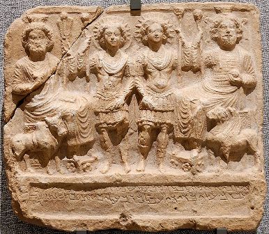 Aramaico medio: rilievo palmireno con dedica agli dei Bel, Baalshamin, Yarhibol e Aglibol (Palmira, 121 d.C.)