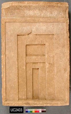 Stele caria UC2403 (Saqqara). Esempio di stele funeraria con inscrizione.