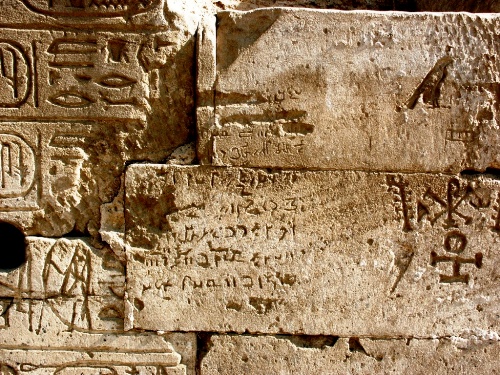 Graffiti démotique entre des hiéroglyphes et des signes magiques coptes; Armant (Haute Égypte)
