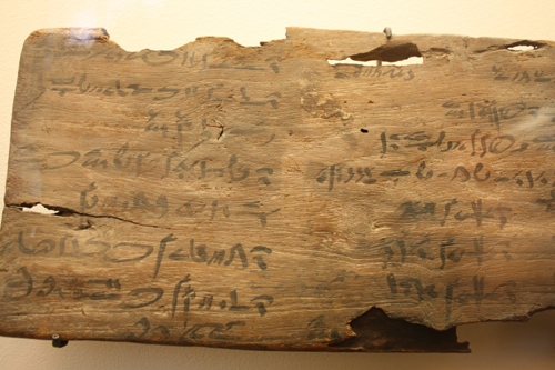 Inventaire de tombes sur une tablette en bois, env. 550 av. J.-C. (fin XXVIe dynastie); Paris, Musée du Louvre