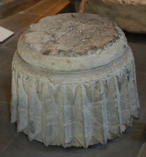 Base di colonna in calcare dal palazzo persiano di Susa, con iscrizione trilingue in elamita, antico-persiano e babilonese, 510 a.C. ca., Musée du Louvre, Parigi.