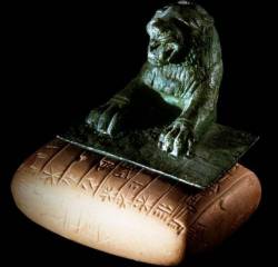 Tablette de fondation du temple de Nergal entre les pattes d’un petit lion en bronze provenant d’Urkesh.