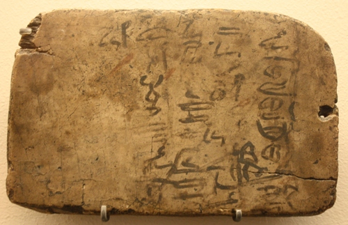 Tablette d’écolier, bois stuqué, 1963-1650 av. J.-C. (XIIe-XIIIe dynastie); Paris, Musée du Louvre.