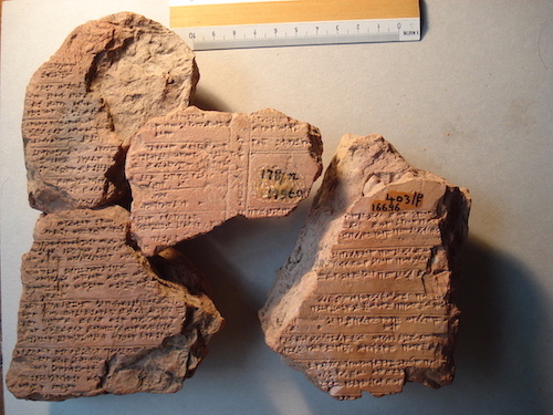Texte mythologique bilingue en langue luvienne et hittite provenant de Hattusa, aujourd'hui conservé au Musée des civilisations anatoliennes à Ankara, Turquie.