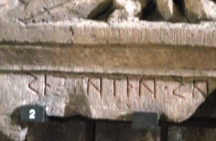 Inscription sur une stèle funéraire en tuf provenant de Teano. Elle est actuellement conservée au Musée Archéologique de Teano. IIIe-IIe siècle av. J.-C.