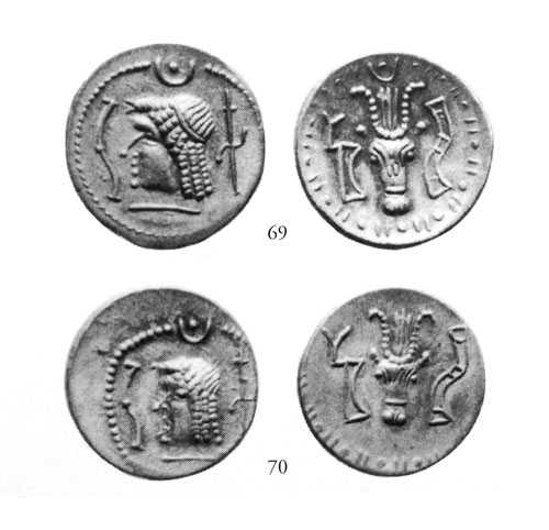 Monnaies sudarabiques de provenance sabéenne (IIe siècle ap. J.-C.): au recto, tête masculine imberbe et symboles divins; au verso, bucrane, symbole divin et monogramme.