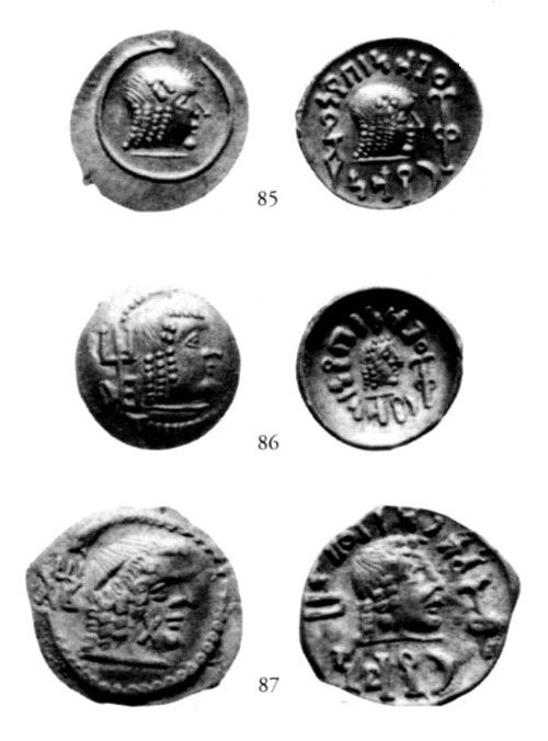 South Arabian coins of Ḥimyarite origin (2nd-3rd c. AD): on the recto, beardless male head and monogram, on the reverse, name of the king and of the Ḥimyarite royal palace.
