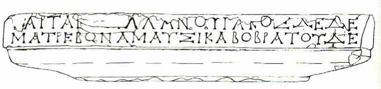 Dédicace aux mères Nîmoises. IIe/ fin Ier s. av. J.-C. Musée archéologique de Nîmes. L'inscription, trouvée en 1740 dans le Sanctuaire de la Fontaine, est gravée sur un chapiteau dorique. 