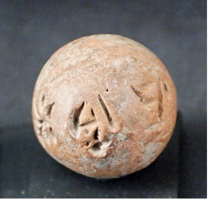 Boule d’argile inscrite en chypro-minoen 1, d’Enkomi, 16e-11e s. av. J.-C.
Paris, Musée du Louvre, AM 2335.