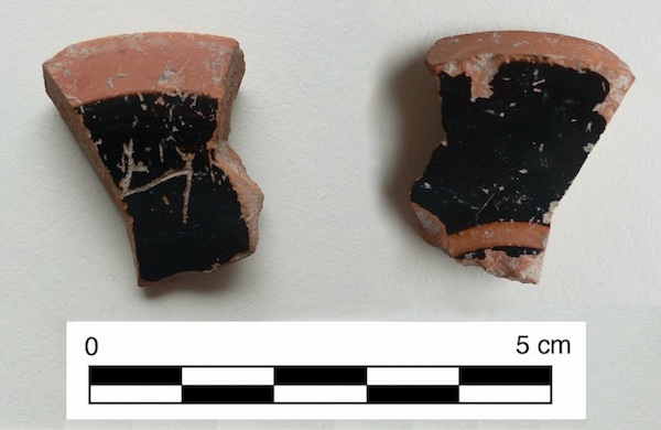 Fragment avec inscription IAS II *443, graffitée sur un fragment de pied d’une coupe attique, vernis noir, provenant de la zone de l'Agora de Ségeste (Ampolo 2019, pp. 79-80, fig. 110).