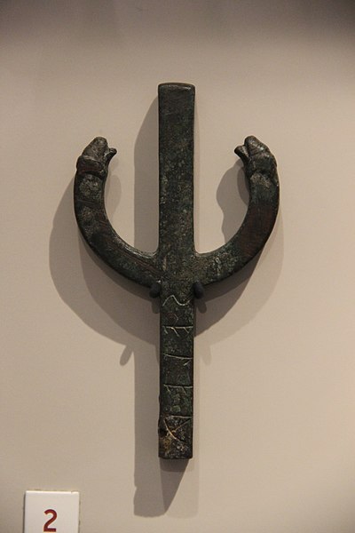 Todi, iscrizione di consacrazione incisa sul terminale in bronzo a forma di tridente. V secolo a.C. (Berlin, Antikensammlung).