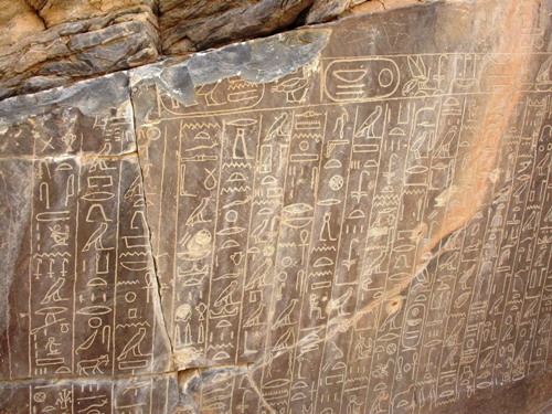 Inscription rupestre, XIIe dynastie, règne de Montouhotep IV (III); Wadi Hammamat (Désert arabique, Égypte).