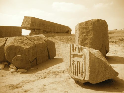 Vestiges monumentaux de la ville, XIXe dynastie, règne de Ramesses II; Tanis (Delta occidental).