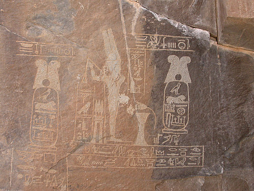 Inscription rupestre, XXVIIe dynastie, règne d’Artaxerxès Ier; Wadi Hammamat (Désert arabique, Égypte).