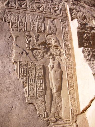 Reliefs et inscriptions du temple de Shesmetet, époque ptolémaïque, règnes de Ptolémée VIII Évergète II et Ptolémée IX Soter II; el-Kab (Haute Égypte).