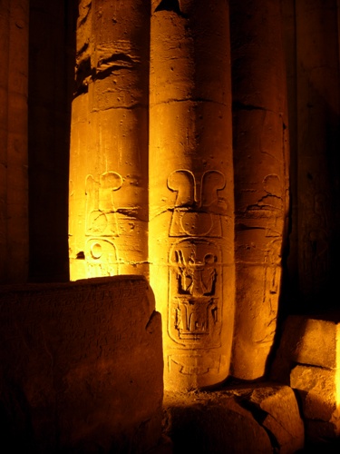 Rilievo di colonna con cartiglio di Ramesse II, XVIII-XIX dinastia, regno di Amenhotep III (colonna) e Ramesse II (iscrizione); Luxor, sala ipostila del tempio di Amon