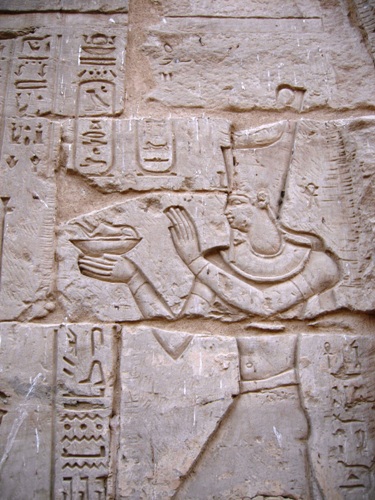 Rilievo con faraone mentre compie offerte agli dei, Età  romana, regno di Augusto; riva ovest tebana, Deir el-Medina, cappella posteriore del tempio di Hathor