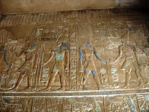 Rilievo con faraone mentre compie offerte agli dei, Età  tolemaica, regno di Alessandro il Grande; Karnak, sacello laterale del grande tempio di Amon