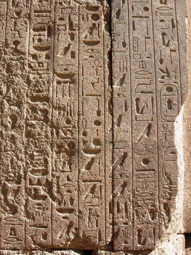 Iscrizioni su retro di statua in granito, XVIII dinastia, regno di Thutmosi II; Karnak, corte del IX pilone del grande tempio di Amon