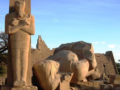 Pilastro osiriaco con iscrizione sulla banda centrale e colosso frammentato con cartiglio sulla spalla destra, XIX dinastia, regno di Ramesse II; riva occidentale tebana, corte del II pilone del Ramesseo