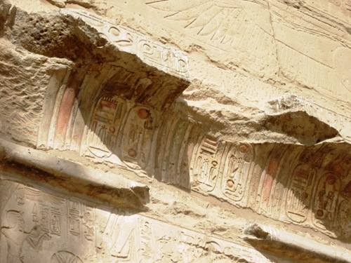 Iscrizioni su cornice a gola egizia, XIX dinastia, regno di Sethy I; riva occidentale tebana, portale di accesso alla sala ipostila del tempio funerario di Sethy I