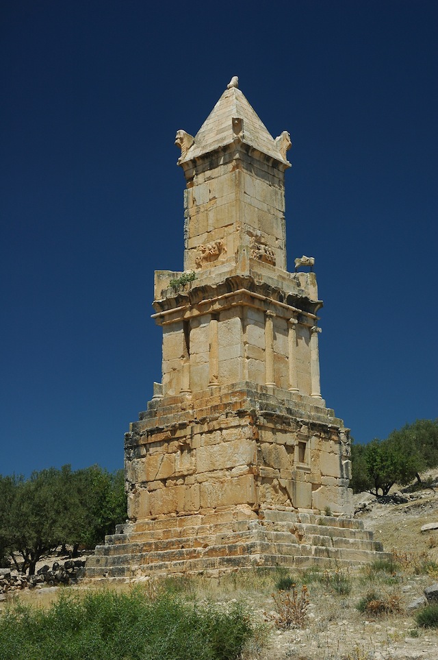 Mausolée d’Ateban à Dougga (Tunisie) ; c’est sur ce mausolée qu’a été trouvée la première inscription libyco-berbère étudiée par les chercheurs occidentaux (photo de Patrick Giraud, Wikipedia).
