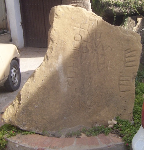 Iscrizione funeraria monolingue, scoperta nel 1867 sulla pietra di copertura di un dolmen a Ouled Fayet e scritta nella poco decifrata scrittura libico-berbera 