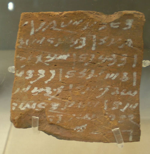 Ostracon avec texte méroïtique cursif provenant de Qasr Ibrim (Londres, British Museum EA67972)