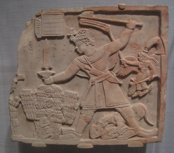 Relief en grès représentant le prince Arikankharer massacrant ses ennemis; son nom est écrit en caractères hiéroglyphiques méroïtiques à l'intérieur d'un cartouche, Ier siècle après J.-C. (Worcester, Worcester Art Museum)