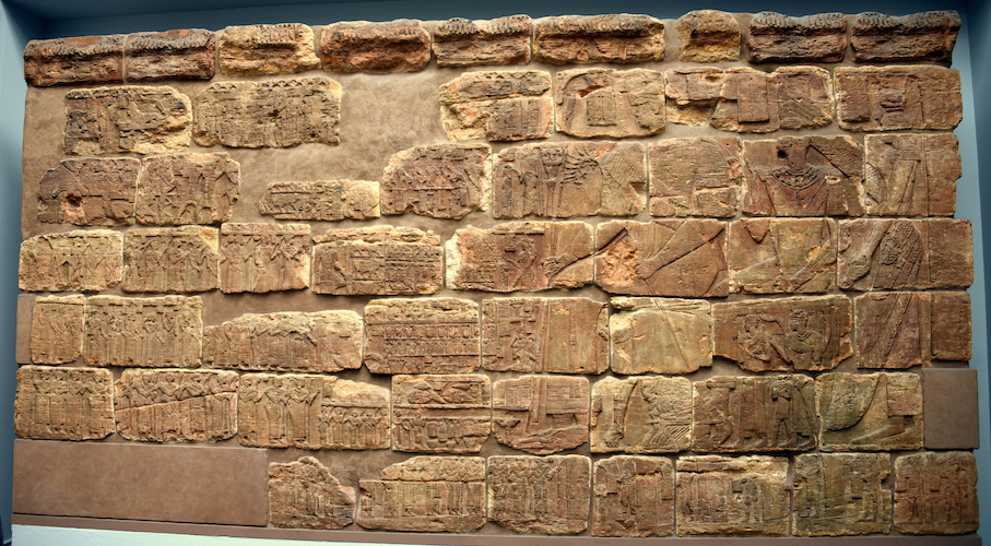 Mur intérieur de la chapelle funéraire de la Candace Shanakdakhete avec des textes courts en hiéroglyphes méroïtiques provenant de Méroé, IIe siècle après J.-C. (Londres, British Museum) 