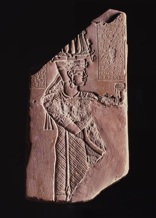 Plaque votive en siltite rouge avec l'image du roi Tanyidamani et un texte en cursive méroïtique provenant de Méroé, Ier siècle ap. J.-C. (Baltimore, Walters Art Museum)