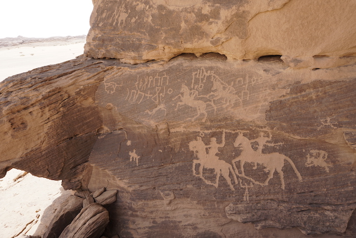 Graffiti en thamoudique himaïtique accompagnés de dessins de chevaliers, gravés sur un rocher près de Ḥimā, au nord de Najrān (Arabie Saoudite).