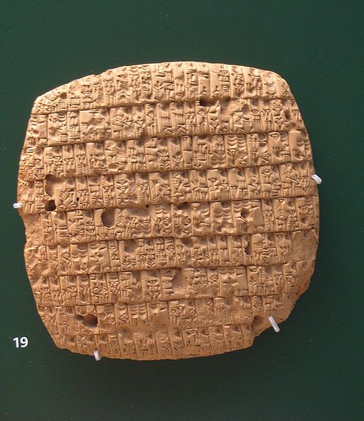Tablette en argile présentant le calcul de rations mensuelles d’orge distribuées à des adultes et à des enfants, env. 2350 av. J.-C., BM 102081, British Museum, Londres.