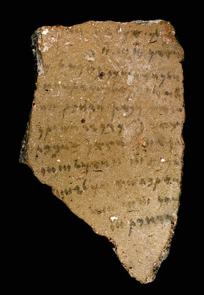 Heshbon Ostrakon n.4, inizio VI sec. a.C.; inchiostro su ceramica. Scoperto a Tell Hesban, Giordania, nel 1973.