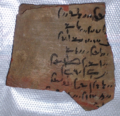 Ostrakon avec une inscription démotique (liste de noms patronymiques), provenant du Ramesséum (?); Milan, collection privée