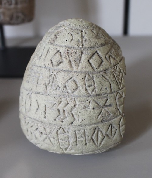 Cono d'argilla con iscrizione in lineare elamita, regno di Puzur-Inshushinak. Da Susa, Iran. Musée du Louvre, Parigi.