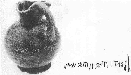 Oinochoé en bucchero provenant de Nucéria (seconde moitié du VIe siècle av. J.-C.) – Exemple de la phase de formation originelle des systèmes d’écriture de l’osque (Alphabet “protocampano” ou “paléoitalique” ou “de Nucéria”).