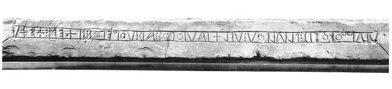 Dalle de grès portant une inscription lépontique. Dimensions 18 cm × 380 cm × 33 cm. Datation entre la fin du VIe siècle et le début du Ve siècle av. J.-C.(CO·48 Prestino)