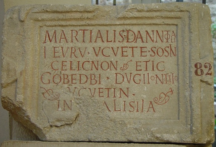 Inscription gallo-latine d'Alise-Sainte-Reine. Bloc de pierre (49 x 74 x 13 cm) retrouvé en 1839 sur le Mont Auxois. 
