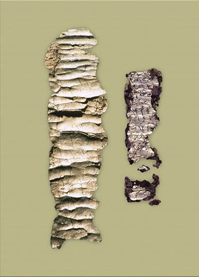 I due piccoli rotoli d’argento incisi, spesso interpretati come ‘amuleti’ e generalmente noti con le sigle KH 1 e KH 2, sono stati trovati nel 1979 a Ketef Hinnom, a sud ovest della città vecchia di Gerusalemme, nella camera funeraria 25 della grotta 24. Vengono per lo più datati fra la fine del VII e gli inizi del VI sec. a.C. 