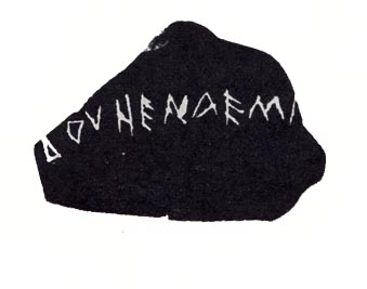 Frammento di parete di vaso, sec. V a.C., con graffito in lingua elima (IAS n. 313)