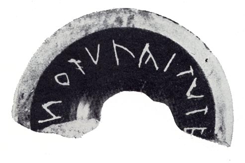 Fragment de pied d’un vase, Ve siècle av. J.-C.,  avec un graffiti en langue élyme (IAS n. 317)