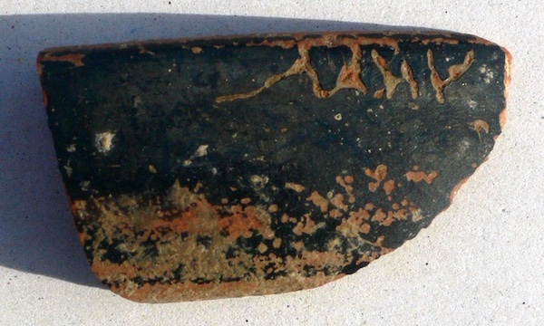 Fragment avec inscription IAS II *442, graffitée sur le mur avec bord d’un plat à poisson attique, vernis noir, provenant  de la zone de l'Agora de Ségeste (Ampolo 2019, pp. 76-79 fig. 109).