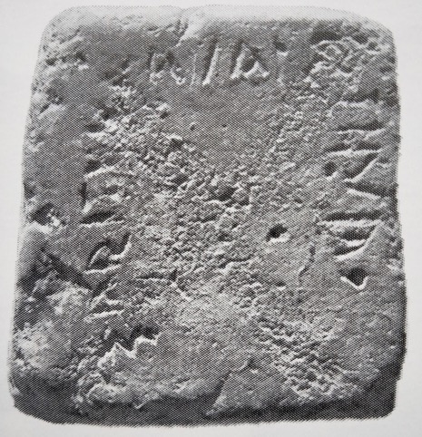 Inscription sur une petite pyramide en argile de Ségeste