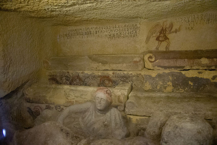 Tarquinies (Tarquinia), Tombe des Aninas : éloges funèbres peints à côté des sépultures sur les murs de la chambre funéraire. Seconde moitié du IIIe siècle av. J.-C. 