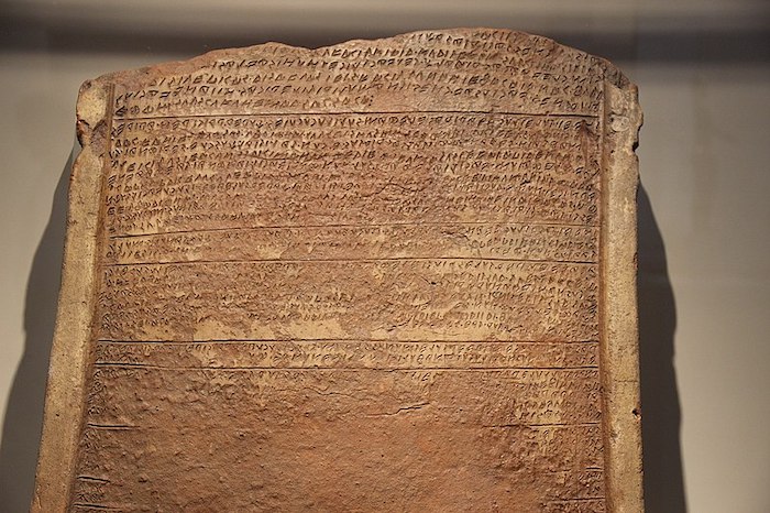 Tuile de Capoue (Tabula Capuana) : longue inscription gravée sur une tablette en terre cuite contenant un calendrier rituel. Début du Ve siècle av. J.-C. 
