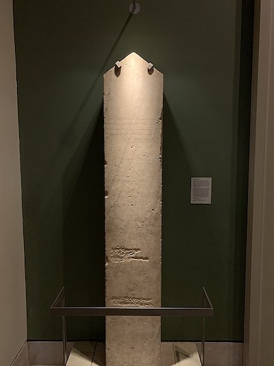 Iscrizione funeraria su stele da Kition (KAI 34)
Iscrizione su stele in marmo bianco a forma di obelisco, datazione ca. metà del IV sec. a.C., oggi conservata al British Museum.
Edizioni: M.G. Amadasi – V. Karageorghis, 