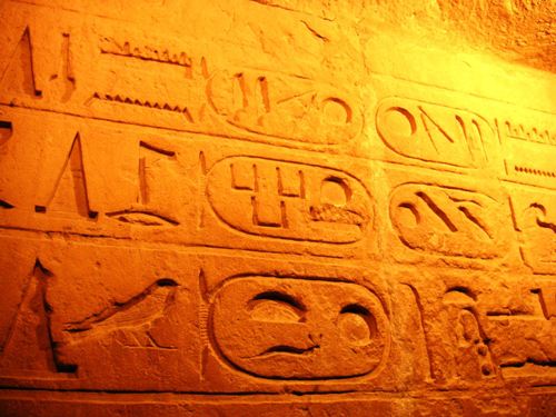 Cartouches de Meryra, Menkaura (Mykerinos) et Khafra (Chéfren), mastaba, IVe dynastie; Gizeh, nécropole des nobles.