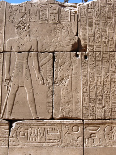 Rilievo con faraone di fronte a Mut e iscrizione di Sethy II alla base, XVIII-XIX dinastia, regni di Thutmosi IV e Sethy II; Karnak, grande tempio di Amon