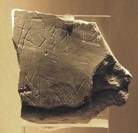 IG I3 1418: fragment de stèle avec graffiti provenant d’Athènes, VIIIe siècle av. J.-C.